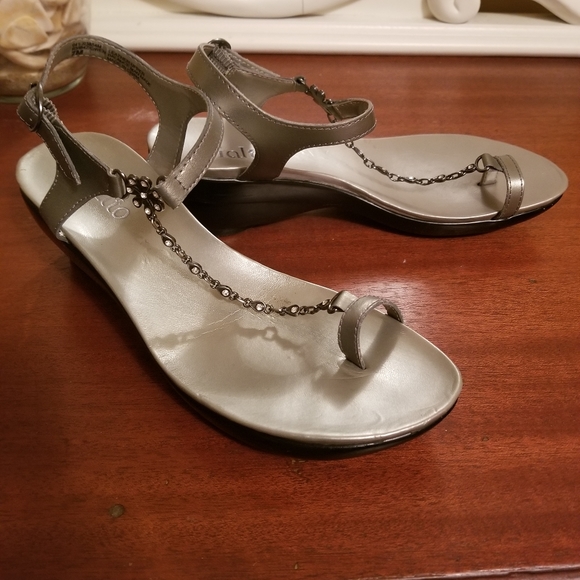 Gray Silver Toe Loop Heels - Picture 2 of 3